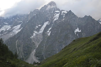 На фоне Grandes Jorasses (4208 m)