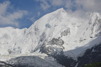 На фоне Монблан (4810 м)